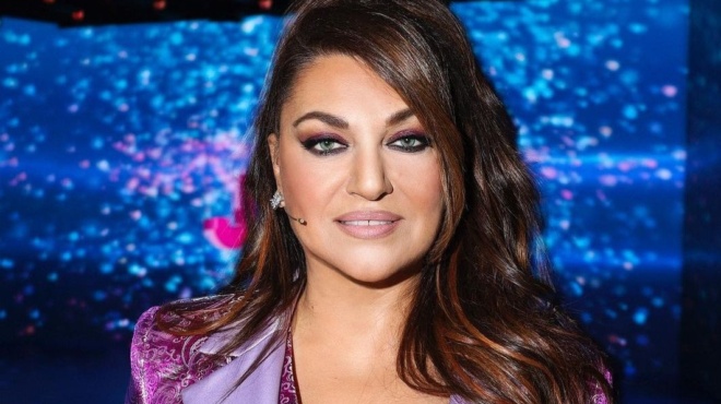 paralirima-me-tin-kaiti-garmpi-evale-sta-61-to-forema-poy-tin-deichnei-30ara-kai-thymise-se-oloys-eurovision-135676