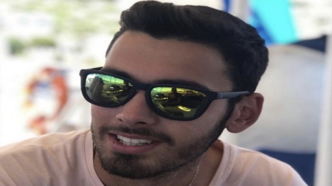 pata-pano-moy-na-vgeis-amp-8230-h-eygenia-psachnei-ton-michali-me-to-kitrino-foyter-poy-tis-esose-tin-zoi-sta-tempi-130060