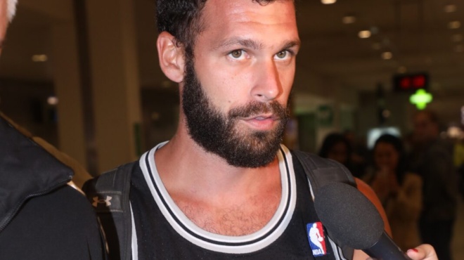 amp-8220-tha-miliso-gia-ola-amp-8221-gia-proskynima-o-stathis-schizas-meta-to-survivor-i-foto-stin-ekklisia-amp-038-to-minyma-olo-noima-131248