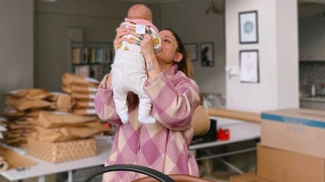 pantoy-me-tin-koroyla-tis-i-mairi-synatsaki-oi-tryferes-fotografies-me-tin-mikri-olivia-140792