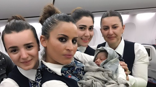 moraki-gennithike-se-aeroplano-kai-pire-doro-apo-tin-aeroporiki-etaireia-eisitiria-gia-oli-tis-ti-zoi-141397