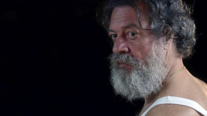 konto-mayro-malli-kai-koiliakoys-fetes-o-giannis-tsortekis-prin-apo-7-chronia-itan-enas-amp-8230-allos-141471