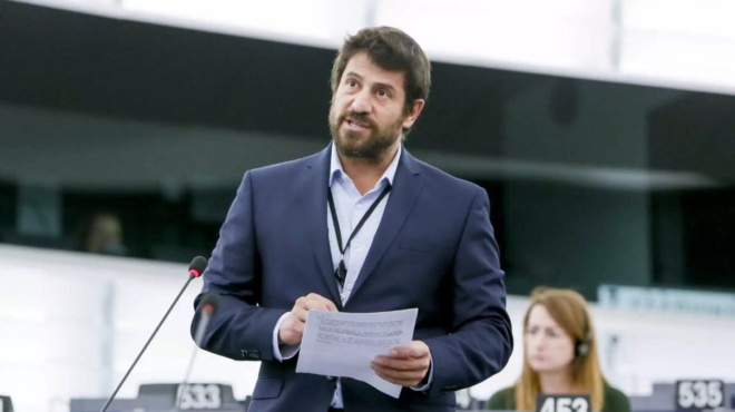 chamos-apo-osa-eipe-i-gnosti-dimosiografos-na-pesei-thyma-viasmoy-o-georgoylis-apo-gynaika-nai-to-antitheto-ochi-142815