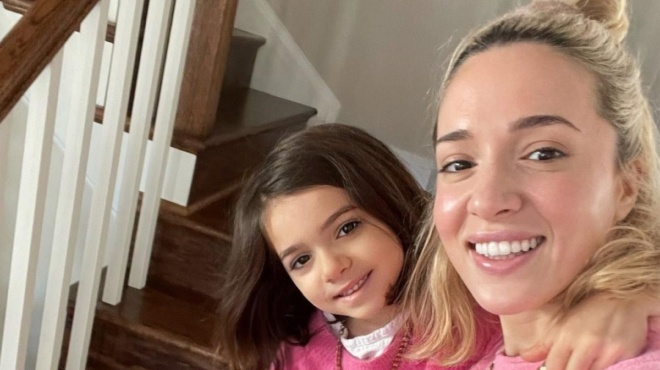 idia-matia-idia-myti-einai-san-klonos-tis-i-kori-tis-kalomoiras-megalose-amp-038-moiazei-ekpliktika-sti-mitera-tis-143052