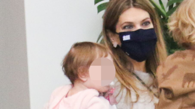 mama-den-tha-fygeis-pali-taxidi-e-sparazoyn-kardies-me-tin-kori-tis-eyas-kaili-143564