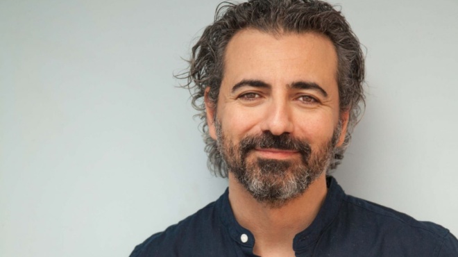 leyteris-giovanidis-o-goiteytikos-skinothetis-ntythike-gampros-kai-i-nyfi-itan-i-pio-omorfi-psychologos-tis-elladas-143681