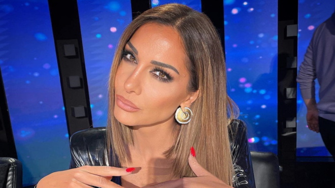 syndyase-ta-asyndyasta-i-vandi-emfanistike-etsi-na-tragoydisei-se-panigyri-kai-afise-afono-to-koino-tis-143866