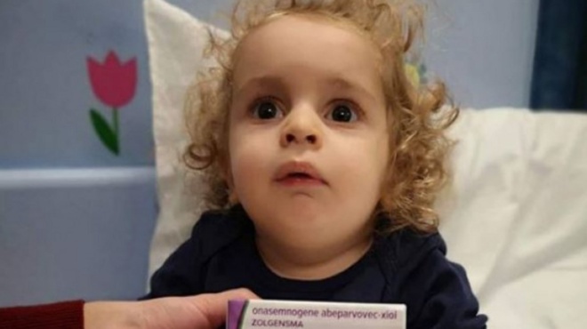 panagiotis-rafail-o-mikros-iroas-perpata-ston-leyko-pyrgo-kai-sygkinei-oli-tin-ellada-me-to-chamogelo-toy-144505