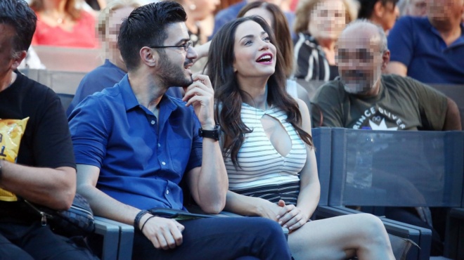 moiazei-me-archaia-ellinida-thea-i-katerina-geronikoloy-pozarei-sti-santorini-kai-oloi-tin-apotheonoyn-144622