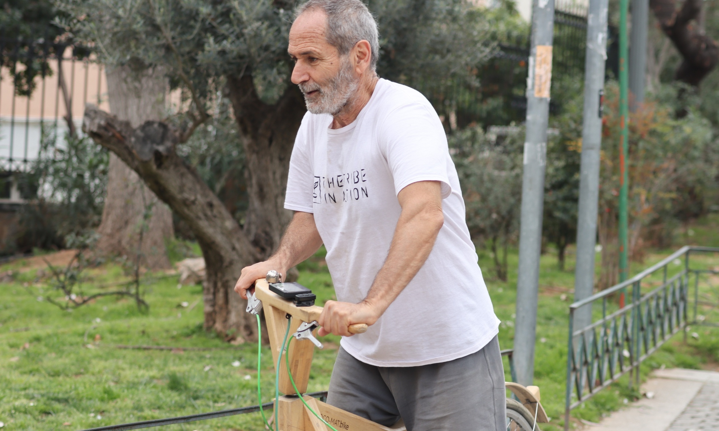 Ο Πολ Ευμορφίδης βόλτα με το ποδήλατο 