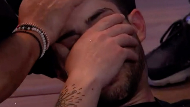 pagosan-oloi-sto-masterchef-me-to-atychima-stin-koyzina-asprise-kai-lipothymise-o-paiktis-sta-cheria-toy-diasosti-138530