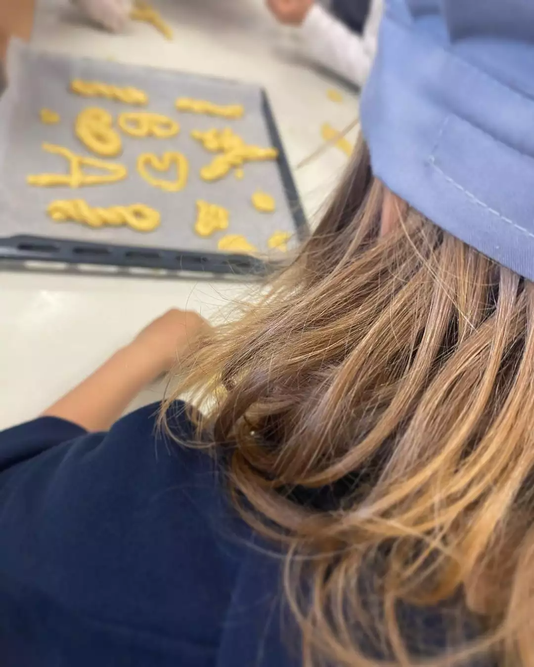 Η Κατερίνα Καραβάτου φτιάχνει πασχαλινά κουλουράκια 