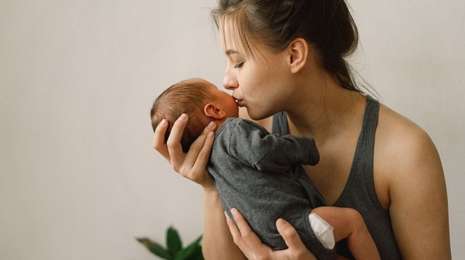 imoyn-poly-nea-gia-na-kano-paidi-tha-to-afiso-sti-mana-moy-kai-tha-to-skaso-me-ton-neo-moy-syntrofo-139265