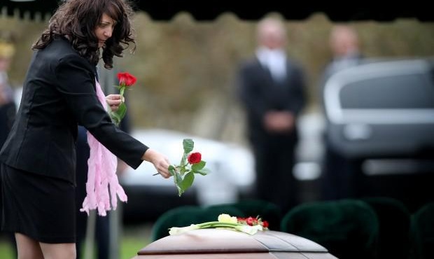 emeina-chira-perysi-kai-tora-echo-schesi-me-enan-antra-22-chronia-mikrotero-moy-dikaioymai-mia-nea-archi-139512