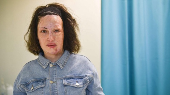 melachrinos-koyklos-ton-kartoyse-kryfo-o-agnostos-syntrofos-tis-ioannas-paliospyroy-steketai-amp-8220-vrachos-amp-8221-dipla-tis-140340