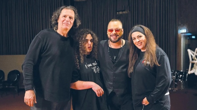 ekleise-ta-18-o-gios-tis-nenas-chronopoyloy-amp-038-thelei-na-arravoniastei-amp-8220-vlepei-gynaika-kai-amp-8220-toy-gyrnaei-to-mati-amp-8221-amp-8221-141081