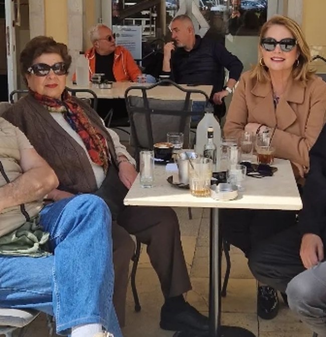 Η Άντζελα Γκερέκου με τη μητέρα της 