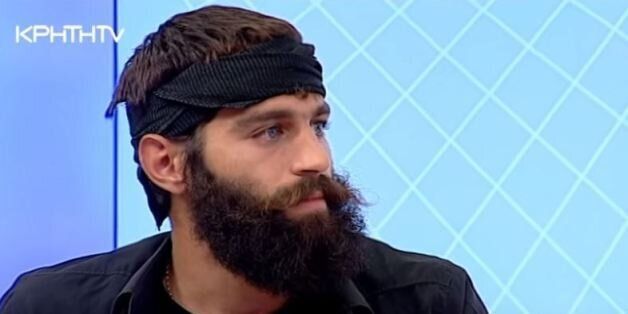 pantremenos-pateras-enos-paidioy-agnoristos-o-kritikos-agrotis-poy-ekane-tis-gynaikes-na-paramiloyn-to-2015-147930