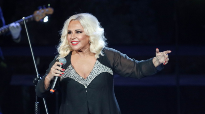 mpessy-argyraki-gia-victor-vernicos-eniosa-yperifani-gia-ayto-to-paidi-itan-toso-kalos-gia-ayto-poy-eiche-sta-cheria-toy-150600