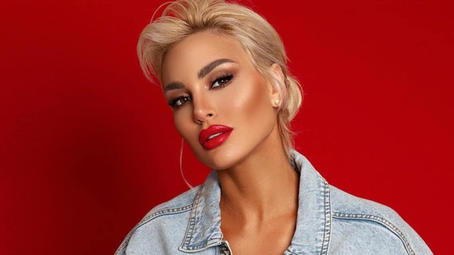 oloi-koitoysan-ta-cheria-tis-poy-kratoysan-5-misthoys-salos-me-tin-emfanisi-tis-alexandras-panagiotaroy-sta-mpoyzoykia-150799