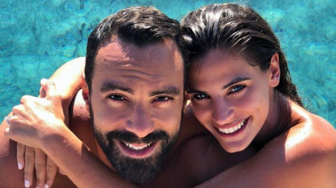 to-exochiko-spiti-tis-christinas-mpompa-kai-toy-saki-tanimanidi-me-ti-paramythenia-thea-einai-to-stolidi-tis-antiparoy-151420