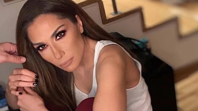 tha-amp-8220-kapsei-amp-8221-kardies-to-kalokairi-i-despoina-vandi-evale-to-roycho-poy-paei-me-ola-amp-038-paradidei-xana-mathimata-stil-153496