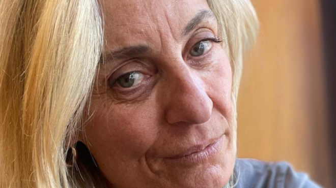 aspra-mallia-kai-gemati-rytides-i-eleonora-meleti-deichnei-pos-tha-einai-sta-geramata-kai-oloi-tin-cheirokrotoyn-146926