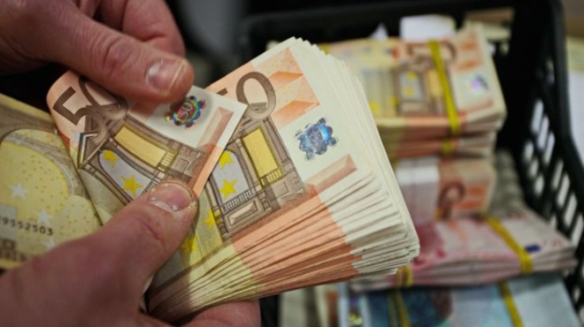 aytoi-echoyn-olo-to-chrima-1-ton-ellinon-me-77-dis-katatheseis-stin-trapeza-eno-8-stoys-10-den-echoyn-oyte-1000e-155866