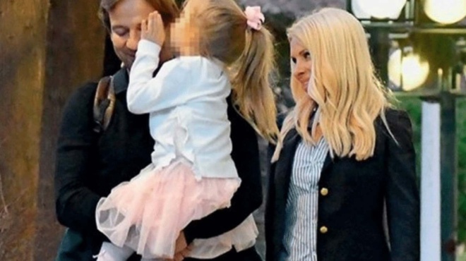 o-makis-pantzopoylos-apathanatizei-ti-mikri-marina-stin-andro-alla-oloi-prosexan-to-scholio-tis-menegaki-sti-foto-156057