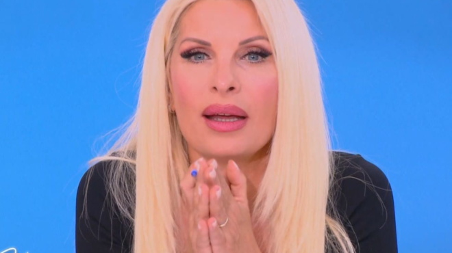 eleni-menegaki-gia-ton-gio-tis-aggelo-latsio-perimeno-na-moy-tilefonisei-tora-poy-einai-mantrachalos-tha-klapso-149966