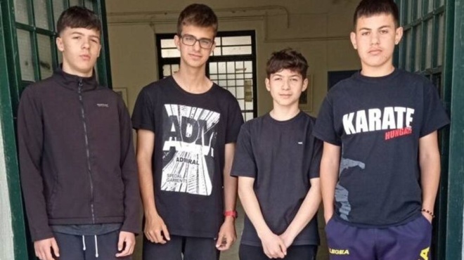 pisteyoyme-tha-mas-to-antapodosei-o-theos-oloi-ypoklinontai-stoys-4-mathites-poy-paredosan-portofoli-gemato-chrimata-147378