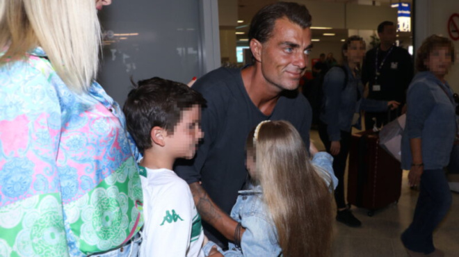 amp-8220-chathike-amp-8221-stis-agkalies-ton-paidion-toy-o-stelios-chantampakis-gyrise-stin-ellada-amp-038-eiche-tin-pio-glykia-ypodochi-148052