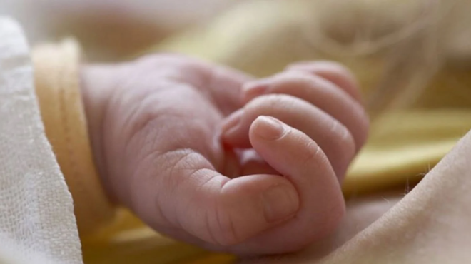 yparchei-ena-moro-sta-skoypidia-15chroni-gennise-mesa-sto-spiti-tis-me-toys-goneis-tis-kai-skotose-to-moro-149844