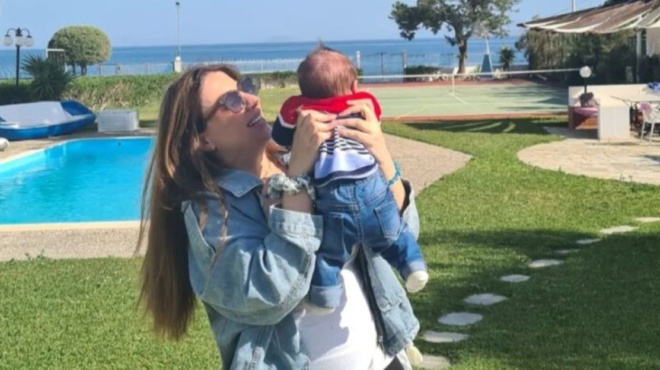 i-melina-makri-exomologeitai-amp-8220-xekinise-otan-to-moro-egine-40-imeron-thymona-kai-me-to-paidi-kai-me-ton-syzygo-moy-amp-8221-148969