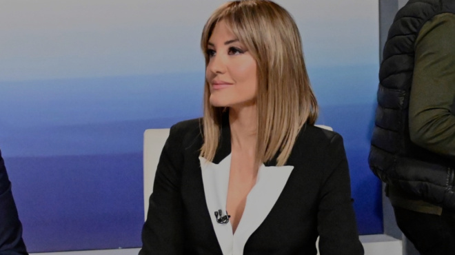 koyklara-me-neo-malli-amp-038-amp-8220-kofteres-amp-8221-atakes-h-rania-tzima-anadeichthike-nikitria-toy-debate-kai-apotheothike-sto-twitter-149595