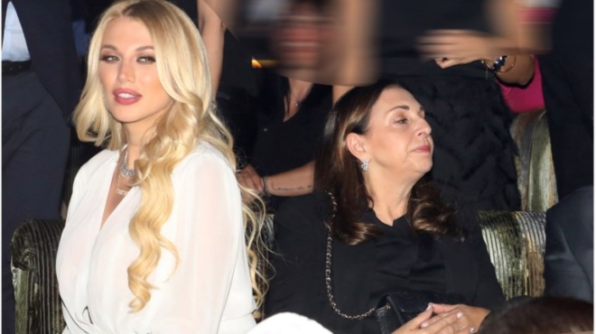 den-eide-toys-paparatsi-i-konstantina-spyropoyloy-den-thelei-na-vlepei-tin-pethera-tis-oi-foto-poy-tin-amp-8220-kaine-amp-8221-159923