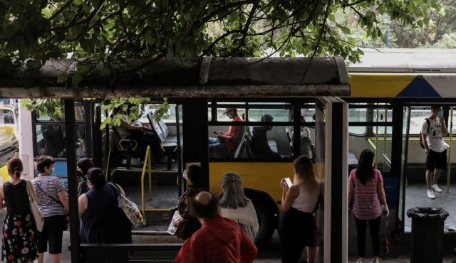 o-kakos-chamos-se-stasi-leoforeioy-xezoymizeis-ton-gero-fonaze-i-apatimeni-syzygos-se-neari-161120