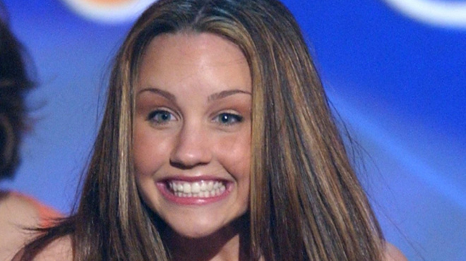 apo-paidi-star-se-psychiatriki-kliniki-chthes-tin-synelavan-xana-kai-teleiosan-opoies-elpides-epistrofi-tis-sti-tileorasi-161630