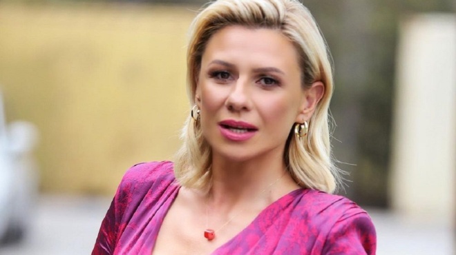 yperochi-mama-amp-038-panemorfi-gynaika-h-karavatoy-me-soyper-mpikini-kai-apsogi-siloyeta-paizei-me-ta-paidia-tis-stin-kriti-161915