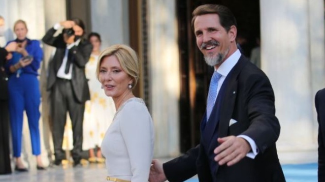 oloi-ton-cheirokrotoyn-pesmenoi-sta-gonata-to-vary-zeimpekiko-toy-payloy-glyxmpoyrgk-gkremise-to-magazi-164578