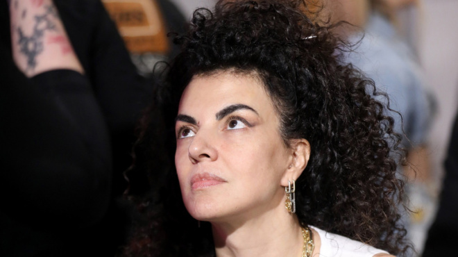 kaiei-tin-idia-aeroporiki-sto-pleyro-tis-makrypoylia-i-maria-solomoy-i-symperifora-poy-tin-exorgise-157624