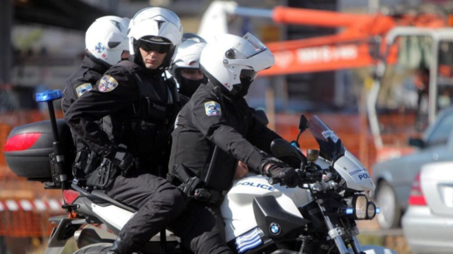 astynomikoi-iroes-meteferan-mikro-koritsaki-sto-papanikolaoy-se-8-lepta-kai-toy-esosan-ti-zoi-156275