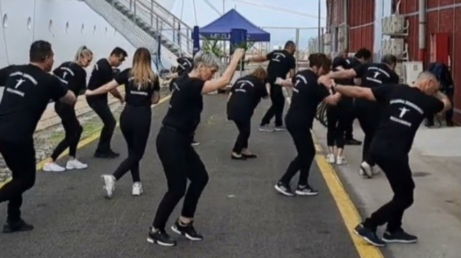 vgikan-sta-mpalkonia-kai-travoysan-vinteo-ypodechtikan-toyristes-kroyazieroploion-me-zempekies-syrtaki-kai-koyloyria-157230