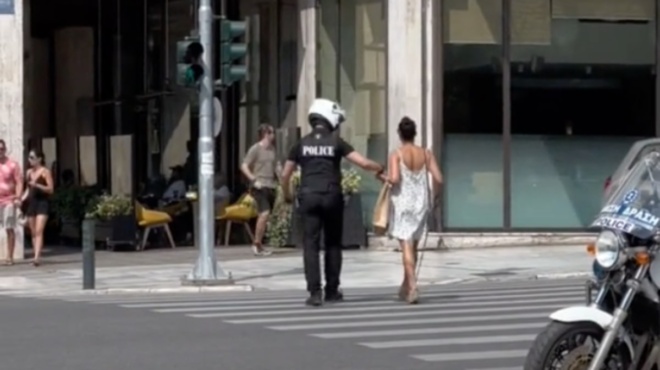 aploi-kathimerinoi-iroes-astynomikos-epiase-apo-to-cheri-tyfli-gynaika-gia-na-diaschisei-ton-dromo-sto-kentro-tis-athinas-157986