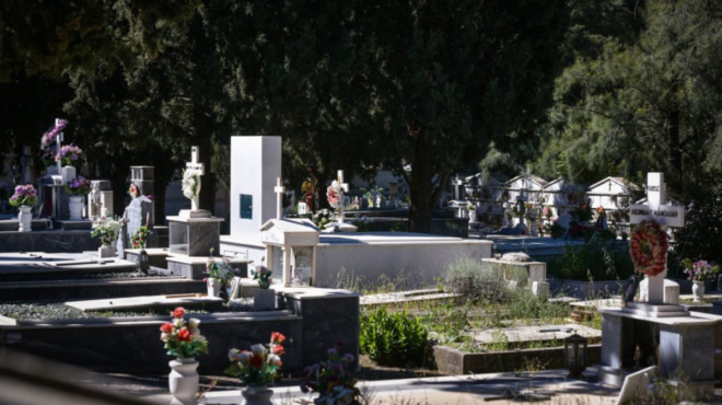 amp-8220-i-gynaika-moy-pethane-kai-den-patao-ston-tafo-tis-petaxa-ta-mayra-kai-synechizo-ti-zoi-moy-as-me-krinei-o-theos-amp-8221-158398