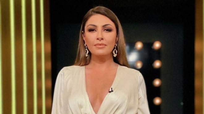 fysiki-me-to-magio-tis-amp-038-to-cheri-stin-koilia-i-gynaikara-elena-paparizoy-apostomonei-osoys-ti-lene-chovtri-158563