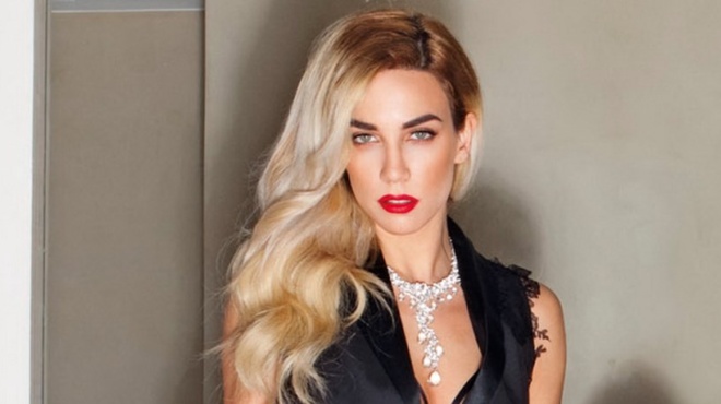 tis-erixe-amp-8220-akyro-amp-8221-o-giorgos-liagkas-i-panemorfi-paroysiastria-poy-amp-8220-efage-porta-amp-8221-sti-thesi-tis-korinthioy-sto-proino-165486