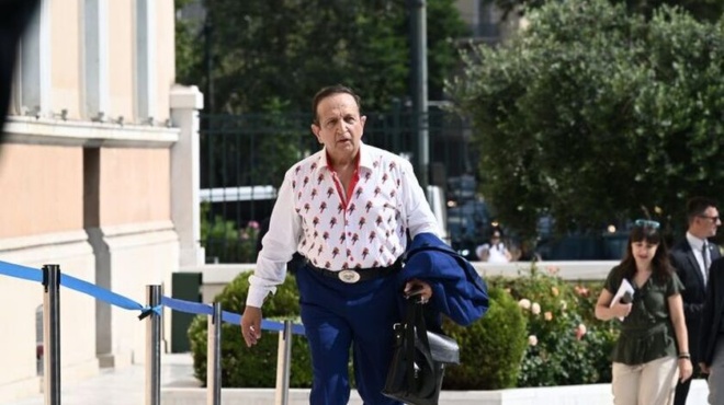 oli-i-voyli-koitoyse-to-poykamiso-toy-o-mpimpilas-amp-8220-eskase-amp-8221-etsi-sti-voyli-oloi-emeinan-me-anoichto-to-stoma-165522