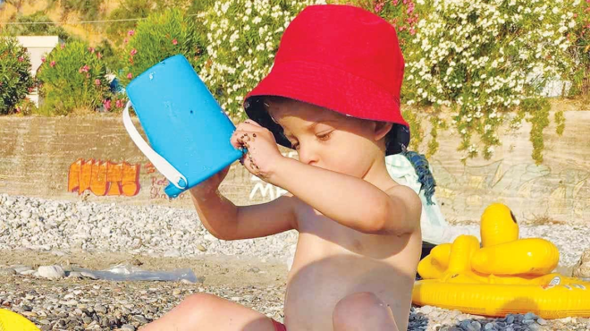 feygei-gia-to-taxidi-tis-zois-toy-sygkentrothike-to-poso-gia-ton-mikro-michail-poy-dinei-megali-machi-gia-na-kratithei-sti-zoi-169313