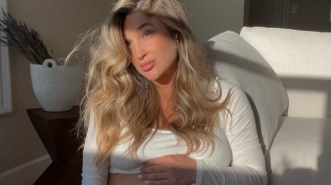 epathe-aneyrysma-stin-egkymosyni-gennise-eno-itan-se-koma-thayma-gia-tin-35chroni-xypnise-amp-038-agkaliase-to-moro-tis-165993